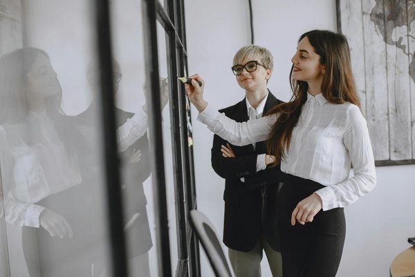 Réglementation vitrophanie : ce que vous devez savoir pour être conforme